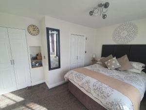 Double Room with King Bed room in Tregarthen
