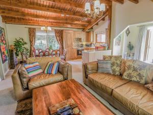 Lakeside Lodge Retreat