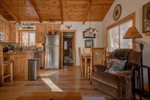 Hot tub*kids room*family cabin