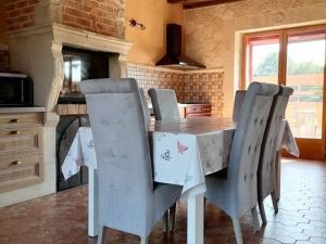 Gîte en campagne rénové avec cheminée, grands jardins, WiFi, près dun village médiéval. - FR-1-410-334