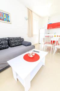 Family-friendly apartments with swimming pool Brela, Makarska - 19998