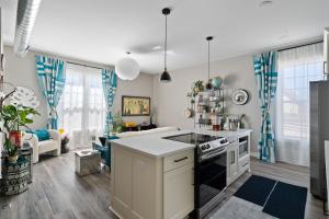 The Bentley Condotel, Heart of Walkers Point with Garage, Yard