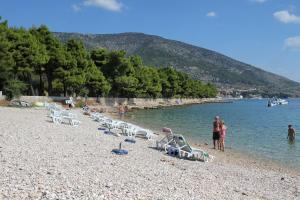 Apartments with a parking space Bol, Brac - 20004