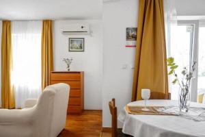 Apartments with parking space Bol, Brac - 20004