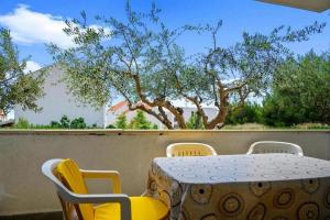 Apartments with parking space Bol, Brac - 20004