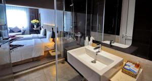 Phòng Gia Đình Liên Thông – Giường Lớn Và 2 Giường Đơn (Family Connecting Rooms - King & Twin Beds)