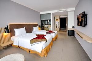 Phòng Gia Đình Liên Thông – Giường Lớn Và 2 Giường Đơn (Family Connecting Rooms - King & Twin Beds)