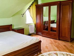 Rent rooms in a large private home