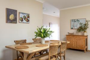 Norfolk Bay Retreat - views over the sea and vines