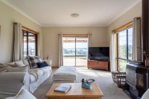 Norfolk Bay Retreat - views over the sea and vines