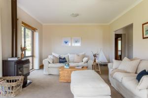 Norfolk Bay Retreat - views over the sea and vines