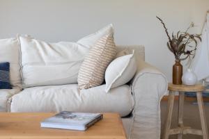 Norfolk Bay Retreat - views over the sea and vines