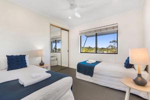 Commodore 7 80 Noosa Parade