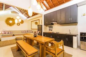 Villa Aruna Batu Bolong Beauty 5 bed aircon living