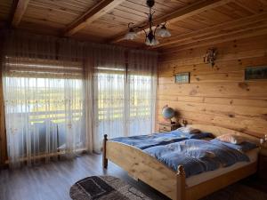 DREWNIANY DOM NA WZGÓRZU