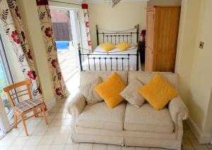 Colchester Sunny Apartment with Pool and EV Car Point