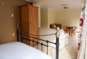 Colchester Sunny Apartment with Pool and EV Car Point