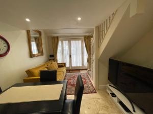 The old coach house 8 North lane