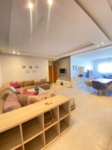Spacious Apt with High-Speed WiFi & Parking - Center