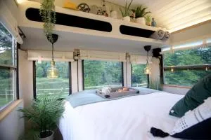 American School Bus Retreat with Hot Tub in Sussex Meadow - West Hoathley