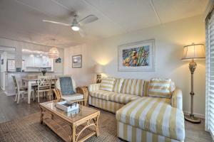 obrázek - Colorful Oceanside Condo with Beach Access!