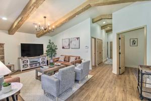 Cabin Getaway w Game Room Near Rainbow Lake!