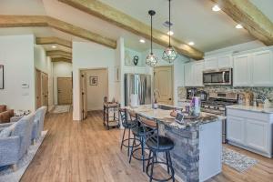 Cabin Getaway w Game Room Near Rainbow Lake!