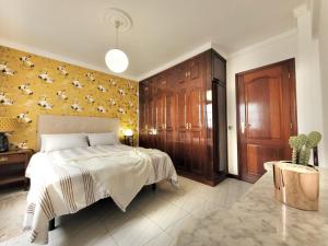 The Balcony House with FREE PARKING