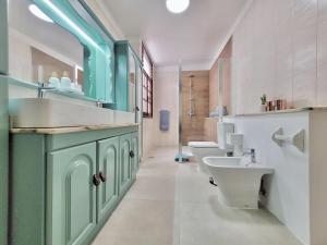 The Balcony House with FREE PARKING