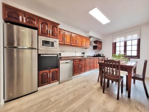 The Balcony House with FREE PARKING