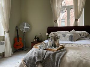 Exquisite & Steps to center 1Br Apt with Free Parking