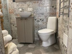 Exquisite & Steps to center 1Br Apt with Free Parking