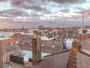 Worthing sea-front 3 bed apartment