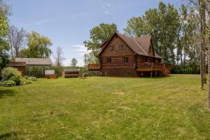 Unique Log House by the Lake, Retreat with Spa Amenities near Presqueile Provincial Park