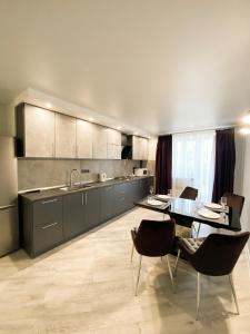 Стильні апартаменти в самому Центрі біля Корпусного саду - Мережа HELEN