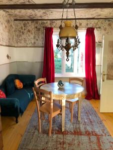 Tranquil country cottage with outdoor fireplace