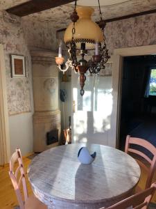 Tranquil country cottage with outdoor fireplace