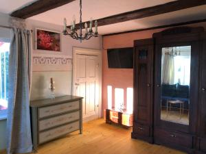 Tranquil country cottage with outdoor fireplace