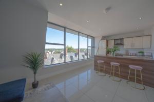 Rooftop Apartment At Queens Beautiful views