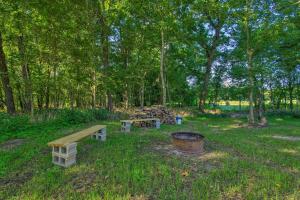 Unique Creekside Escape - Enjoy On-Site Goats!