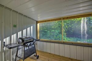 Unique Creekside Escape - Enjoy On-Site Goats!