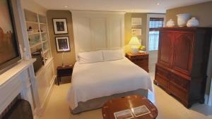 Dots Landing Garden Room