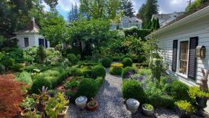 Dots Landing Garden Room