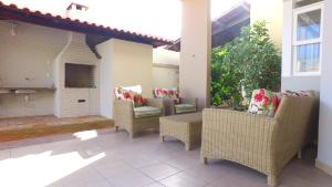 Casarão Com 3 suítes, 2 quartos, Piscina, Praia Perto