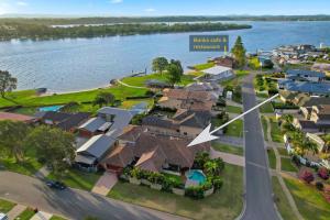 Riverside Breeze - luxury family retreat with pool