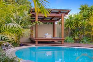 Riverside Breeze - luxury family retreat with pool