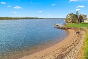 Riverside Breeze - luxury family retreat with pool