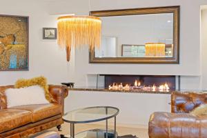 Riverside Breeze - luxury family retreat with pool