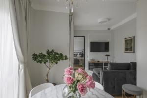 IVIS House - Classical Apartment with Balcony in Vilnius Old Town