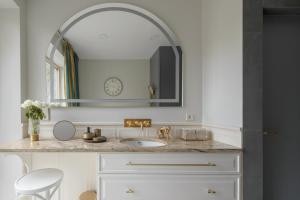 IVIS House - Classical Apartment with Balcony in Vilnius Old Town